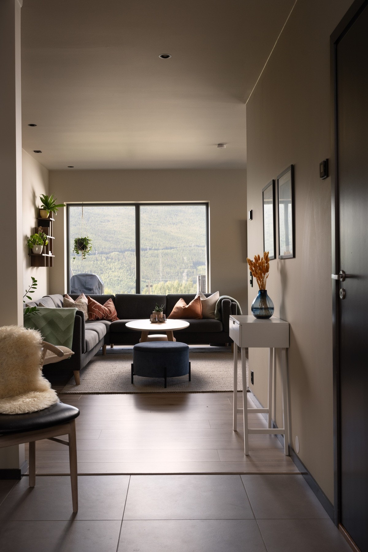 Fra gang mot stue. Galleribilde