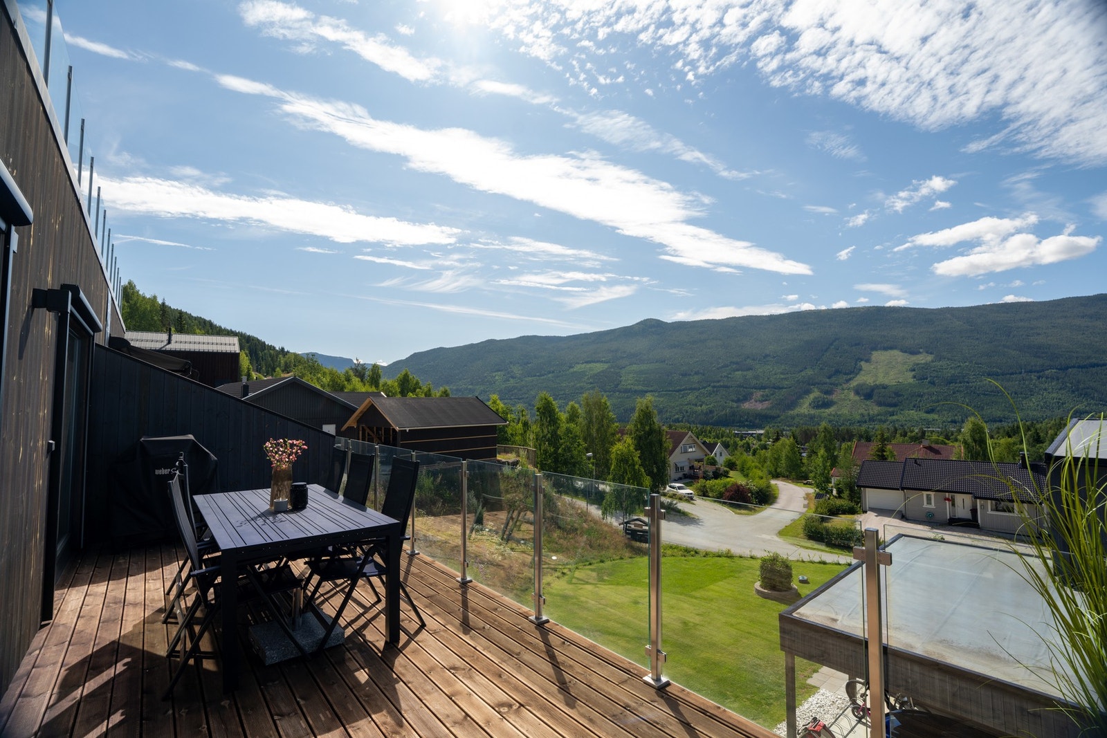 Glassrekkverk og levegg i tre mot nabo. Galleribilde