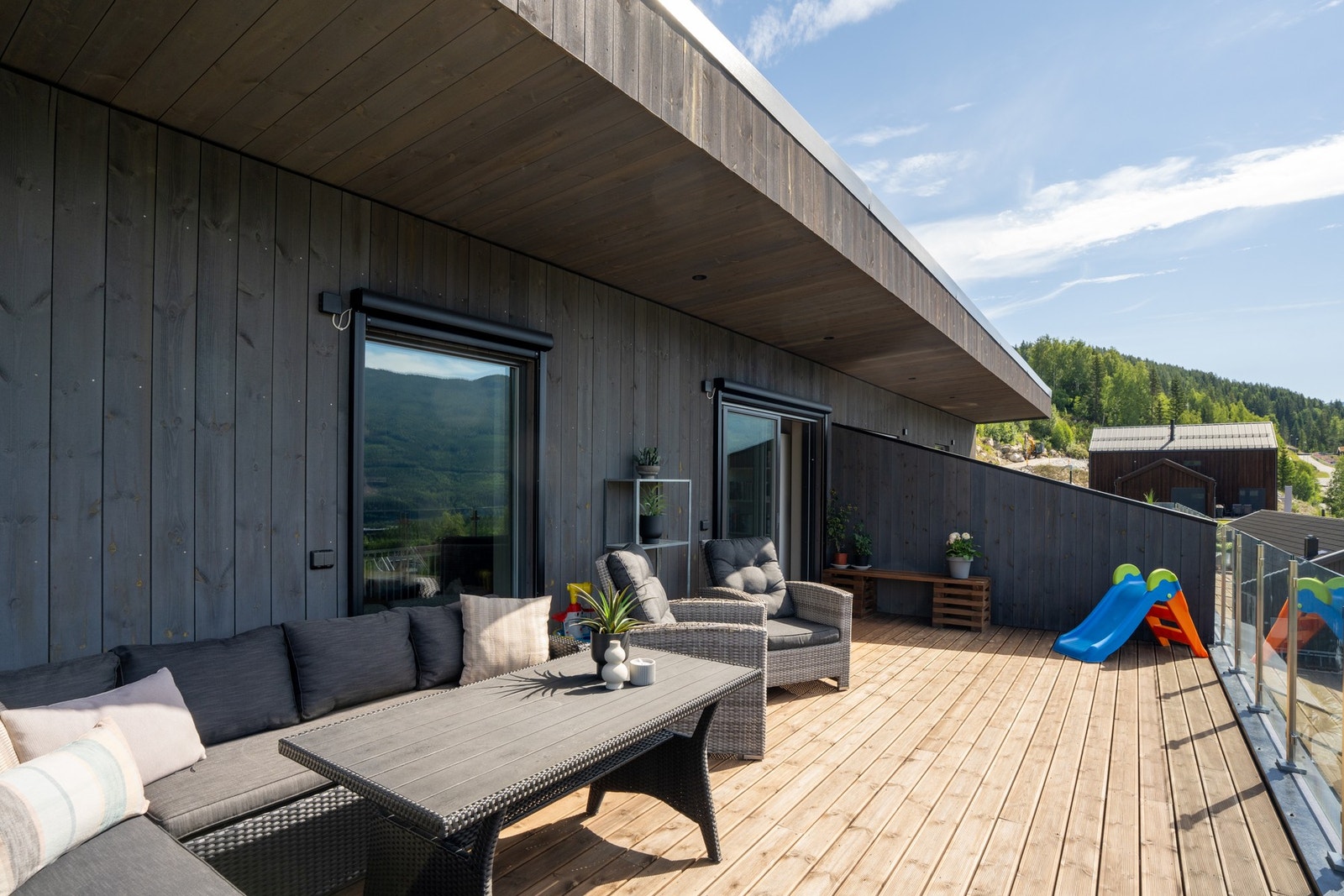 Romslig terrasse også på det øverste planet, med flere møbleringsmuligheter. Galleribilde