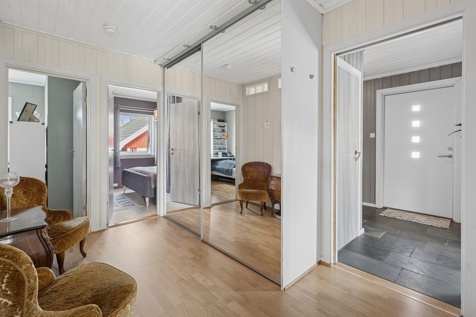 Gang med en praktisk skyvedørsgarderobe med speilfronter. Galleribilde