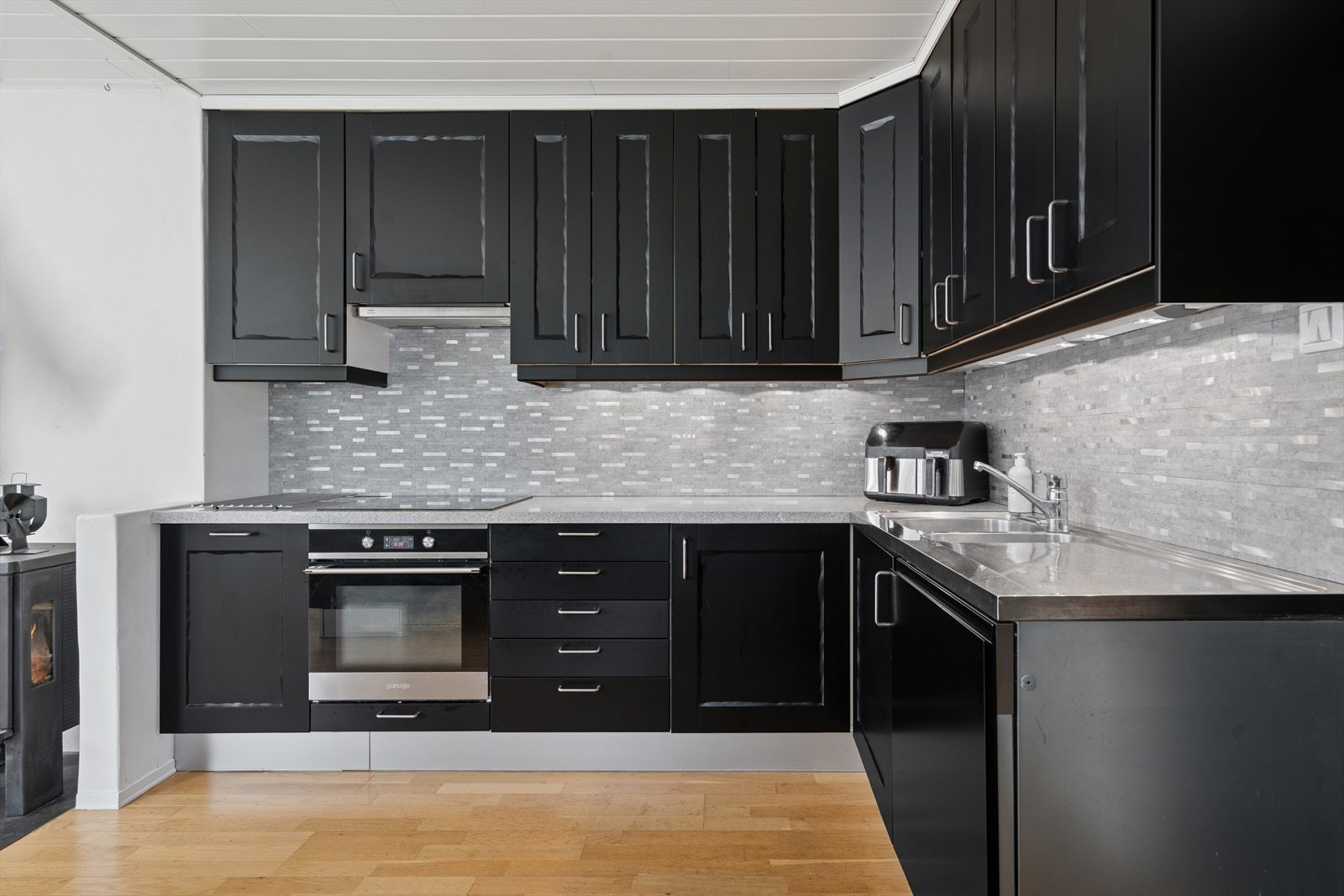 Det er integrerte hvitevarer som kjøl/fryseskap, oppvaskmaskin, komfyr og platetopp. Ventilator er testet og har tilstrekkelig avtrekk. Galleribilde