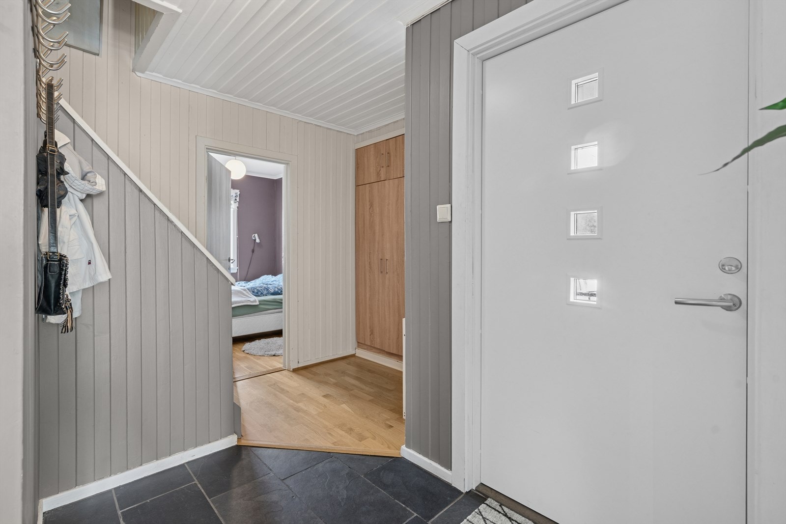 Det første som møter deg når du kommer inn er en entré med plass til sko og yttertøy. Galleribilde
