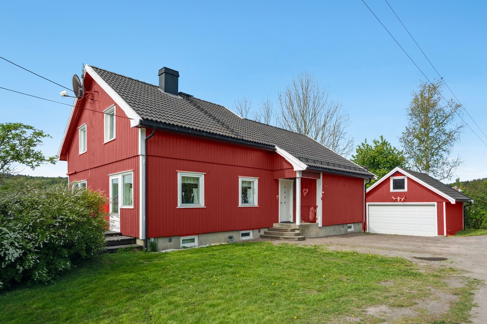 Dette er en lys og trivelig enebolig med landlig beliggenhet på Ramnes. Fra eiendommen er det kort vei til barnehage og skoler. Ramnes og omegn byr på flotte turmuligheter, både sommer og vinter. Få minutters kjøretur til Re-torvet kjøpesenter. Galleribilde