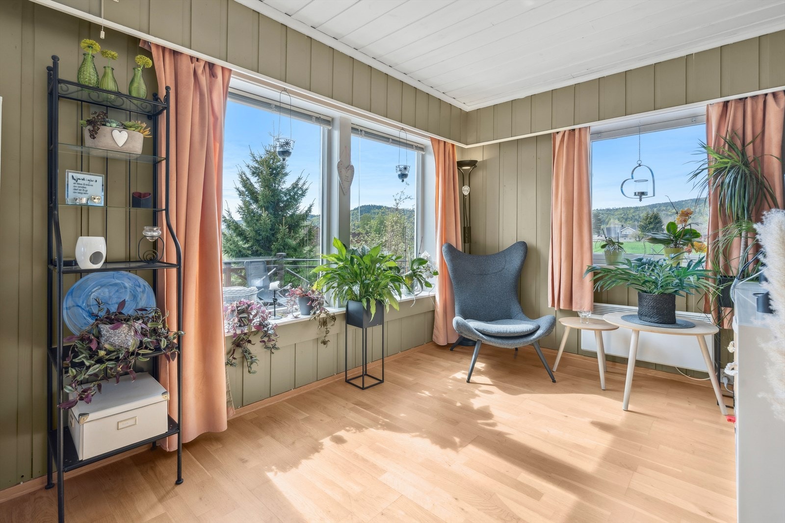 Store vindusflater slipper inn rikelig med naturlig lys. Galleribilde