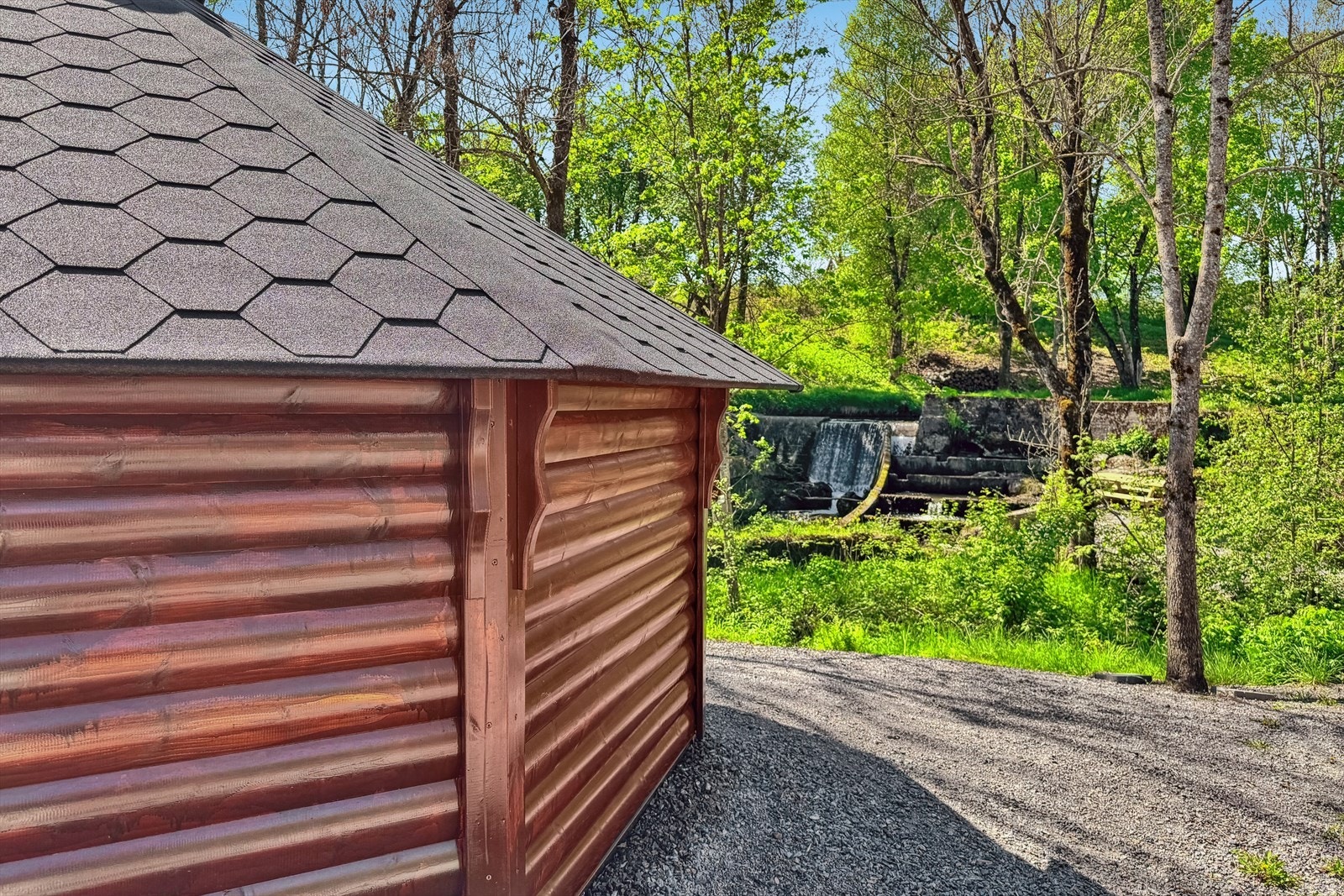 Den nye grillhytta ved Mølledammen rammer inn området der det i over 400 år har vært mølledrift og aktivitet langs elva. Et sted for både hygge og historie. Galleribilde