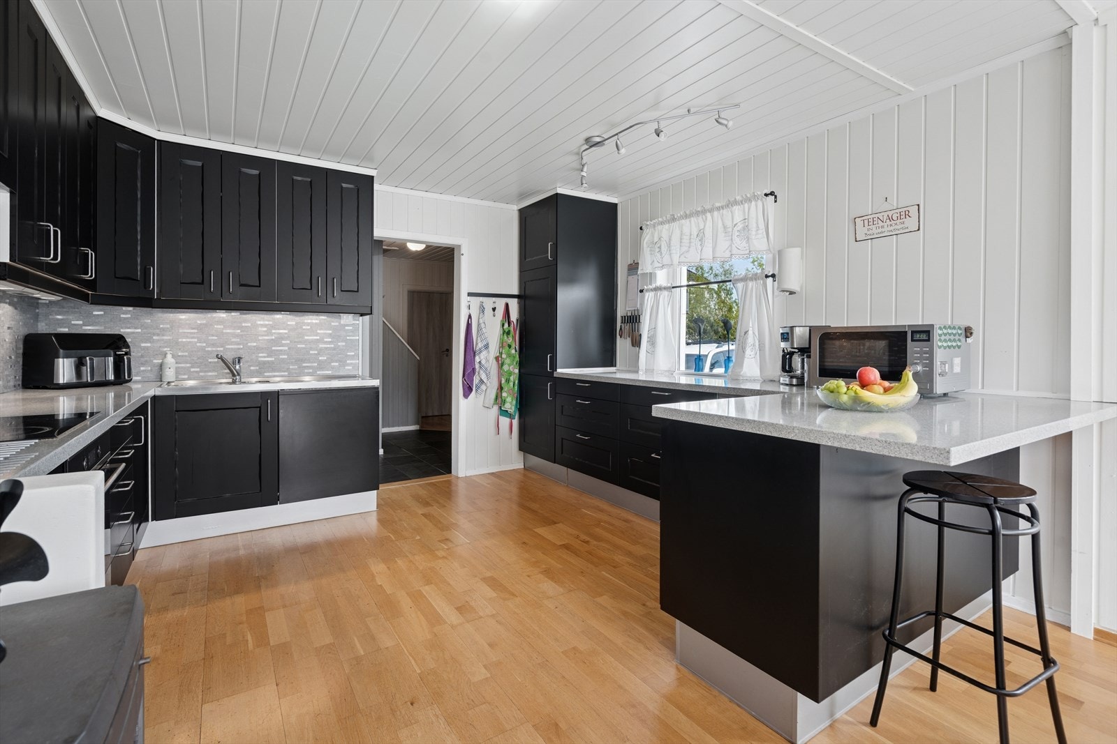 Kjøkkenet har godt med skap og benkeplass. Galleribilde