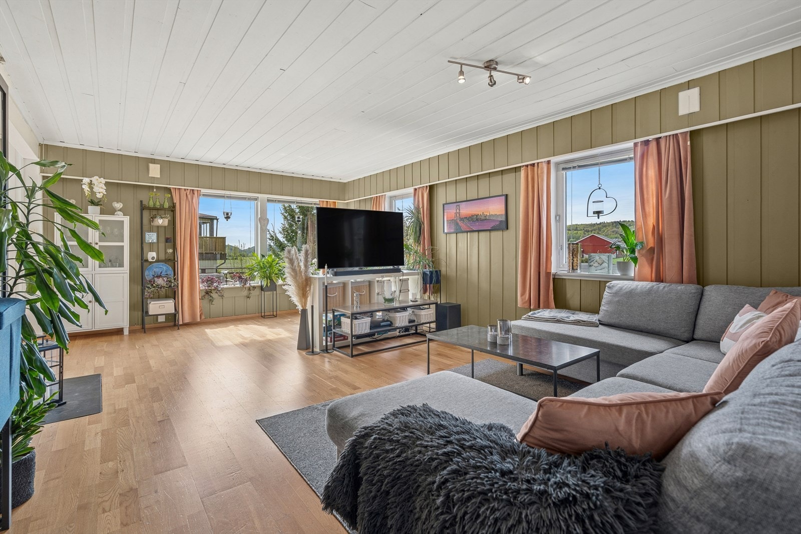 Innbydende stue med god plass til sofagruppe og spisebord. Galleribilde