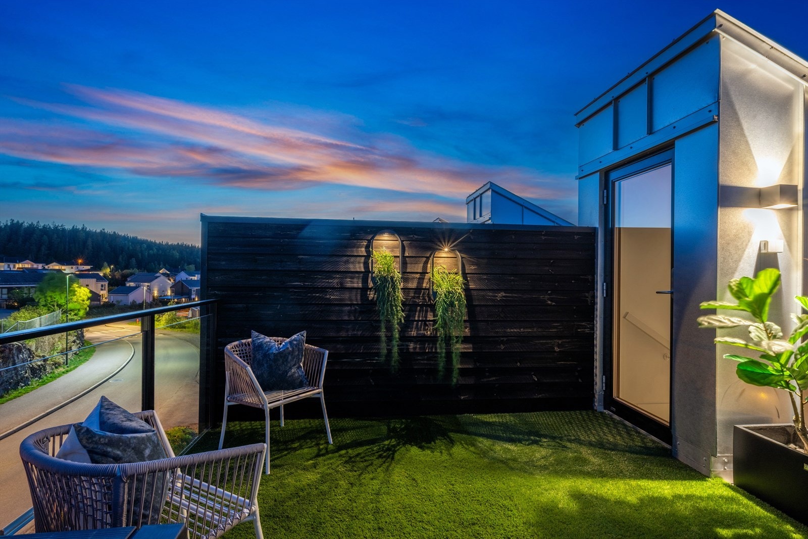 Når kvelden senker seg, bades landskapet i varme fargetoner - fra gyllenoransje til dyp lilla. Galleribilde