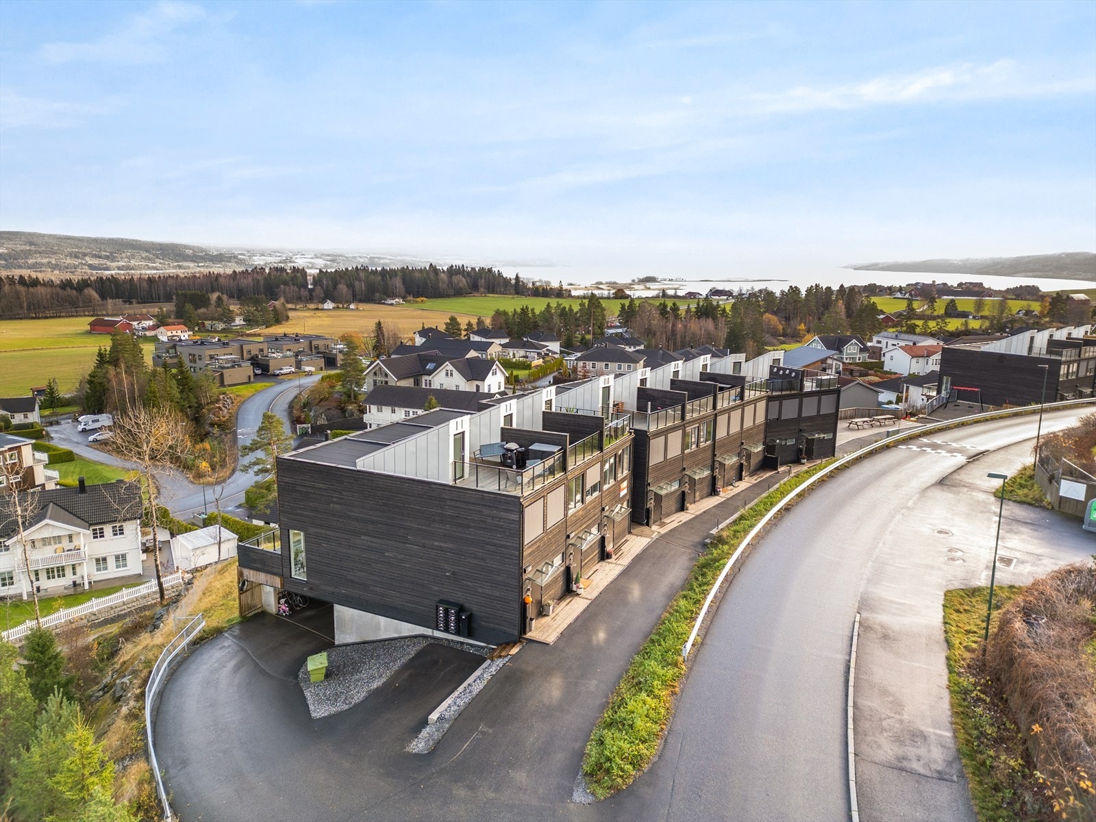 Rekkehuset ligger i en koselig gate, med mange barnefamilier rundt i området. Galleribilde