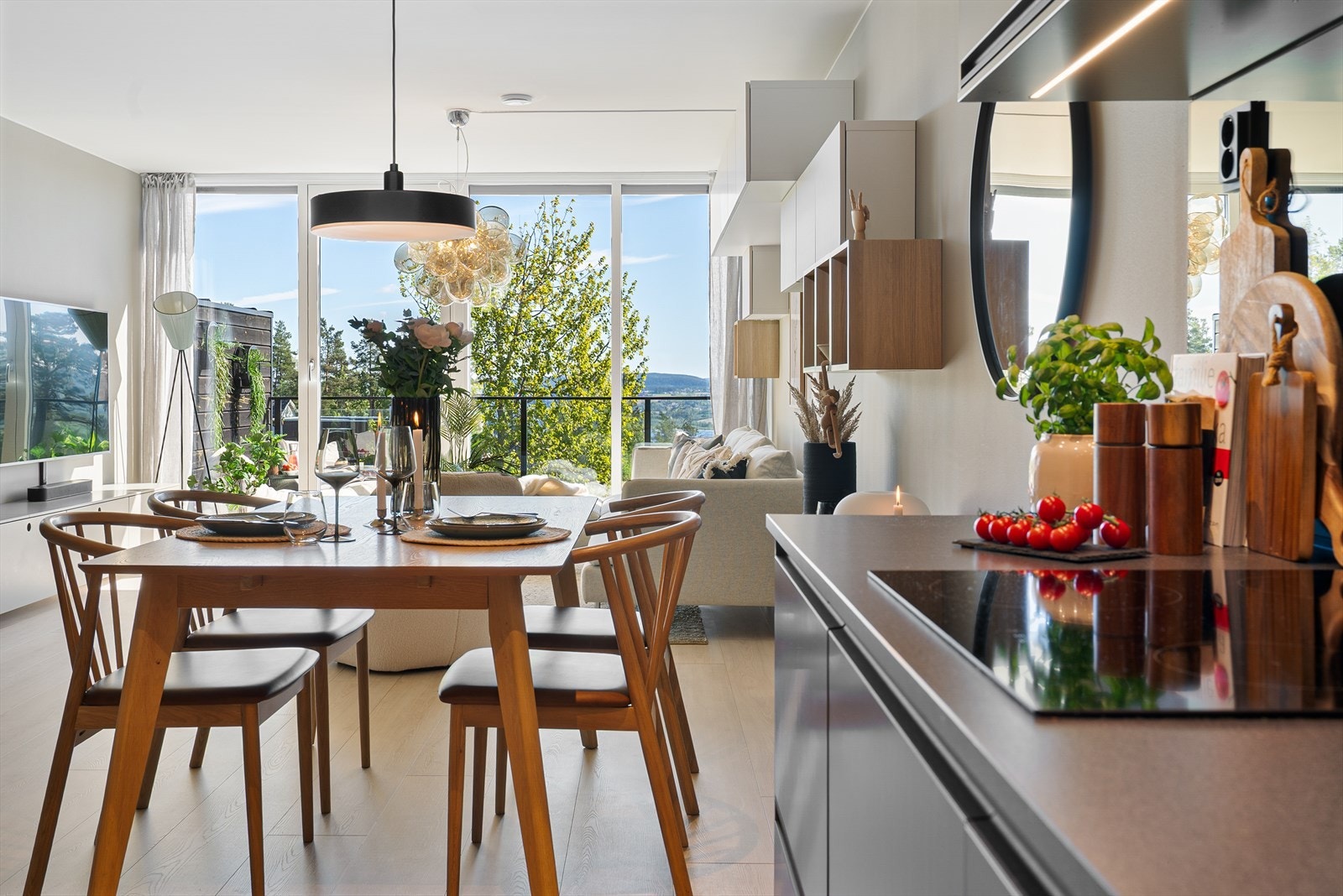 Det er god plass til en større spisegruppe i overgang mellom kjøkken og stue. Galleribilde