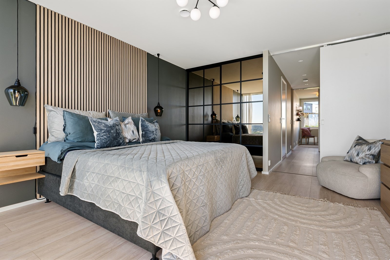 Det er satt inn skyvedørsgardeobe med speilfronter fra Leba. Galleribilde