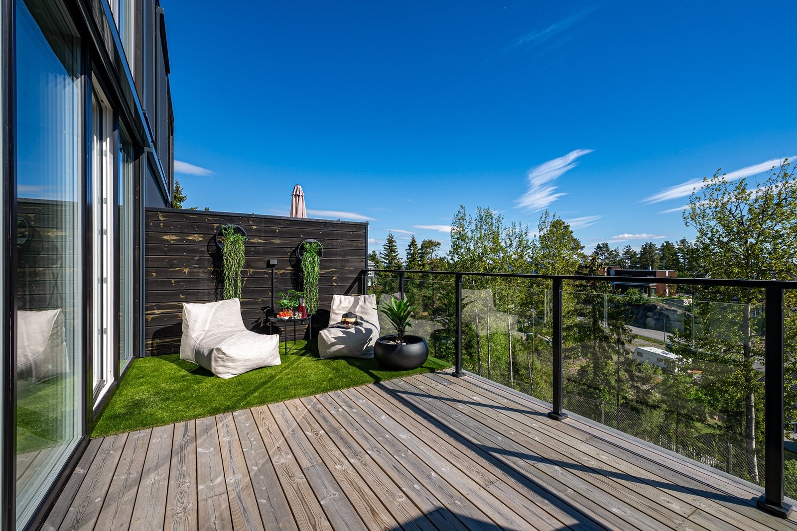 Med adkomst fra stuen har man en romslig og solrik veranda. Galleribilde