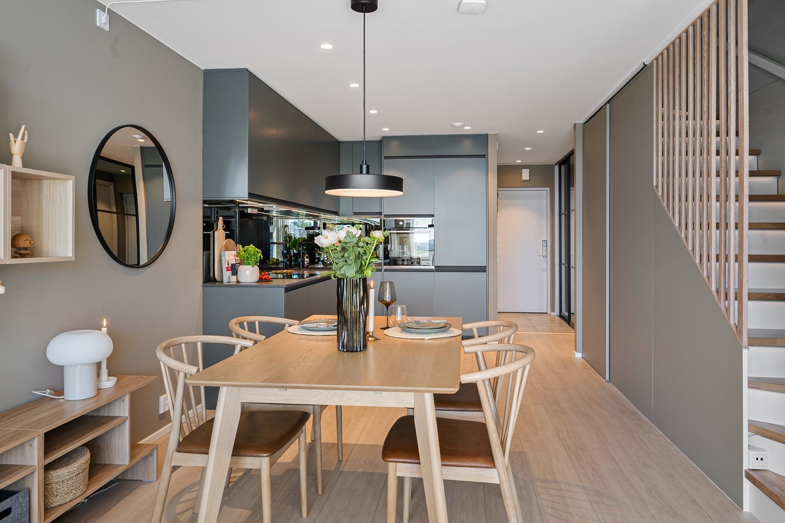 For ytterligere oppbevaringsplass er det påkostet med foliert skyvedør for oppbevaring under trapp. Galleribilde