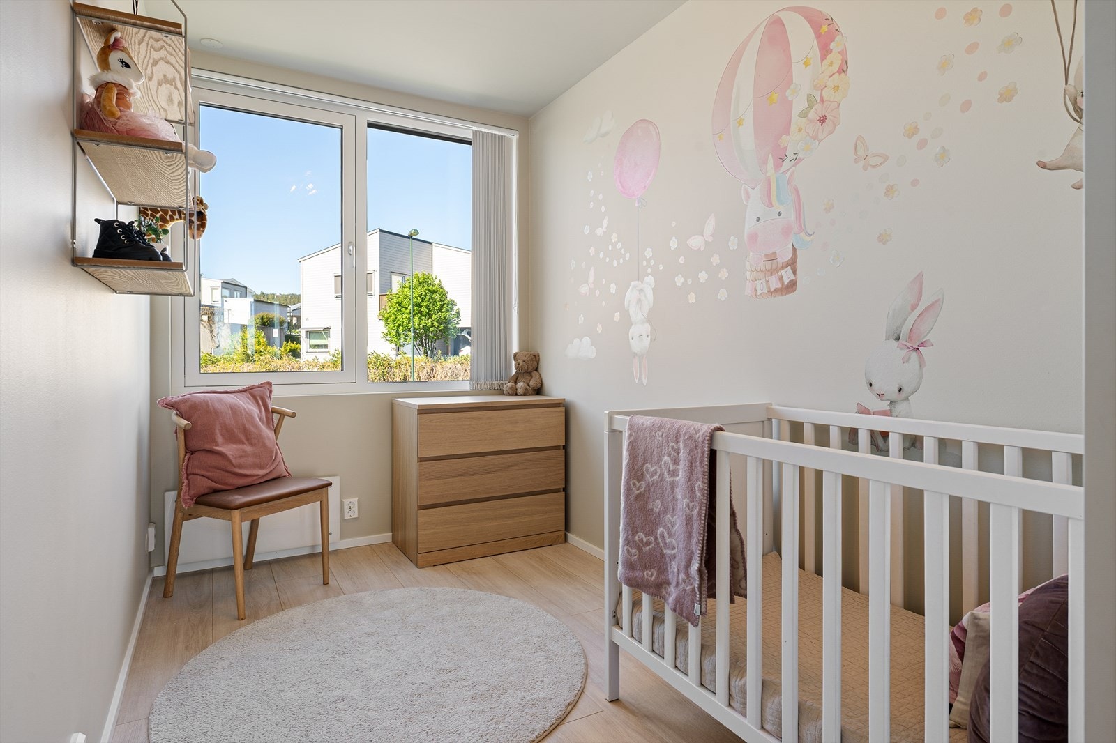 Soverom 3 er holdt i en lys nyanse og har lameller på vinduene. Galleribilde