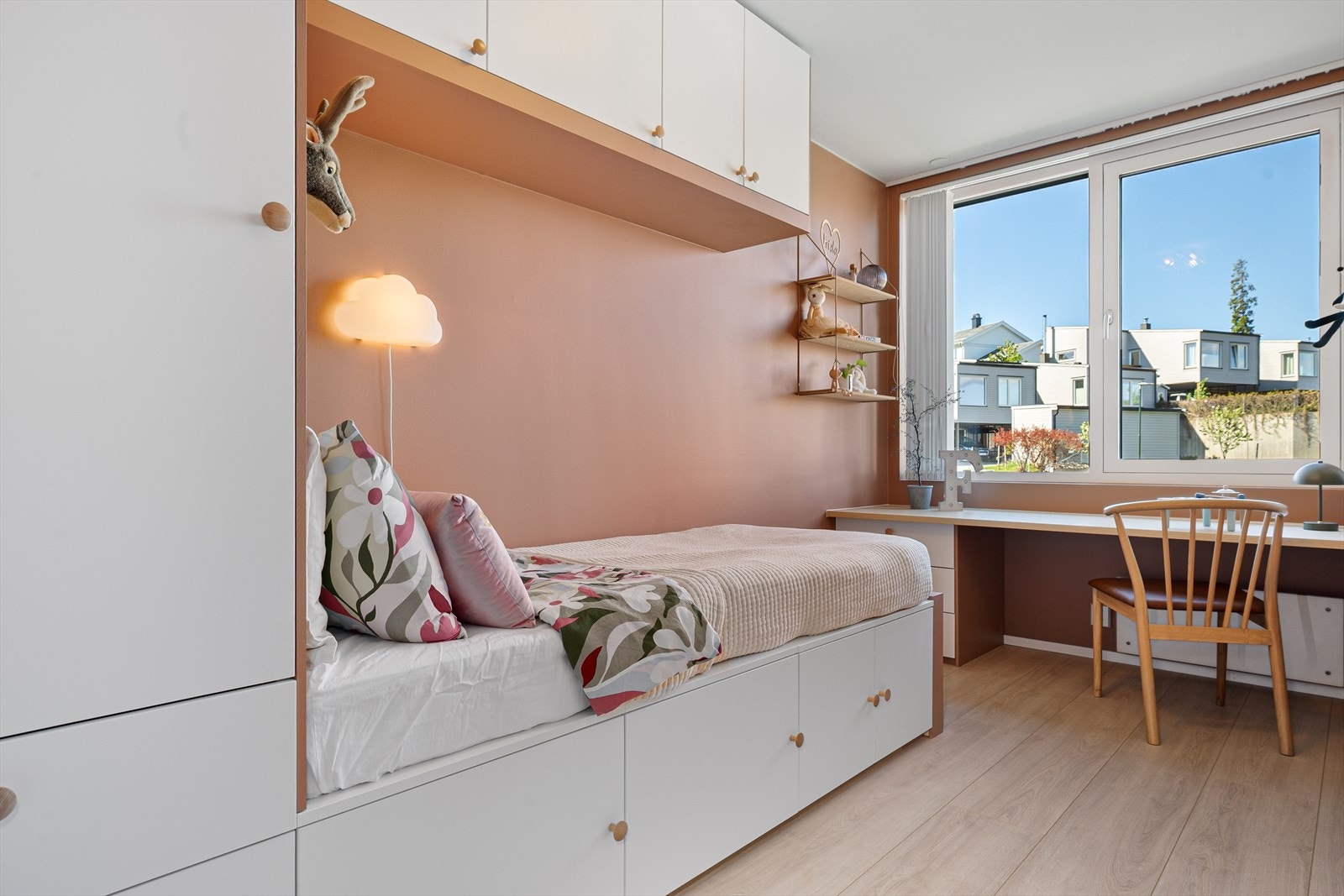 Soverom 2 har rikelig med oppbevaringsplass. Galleribilde