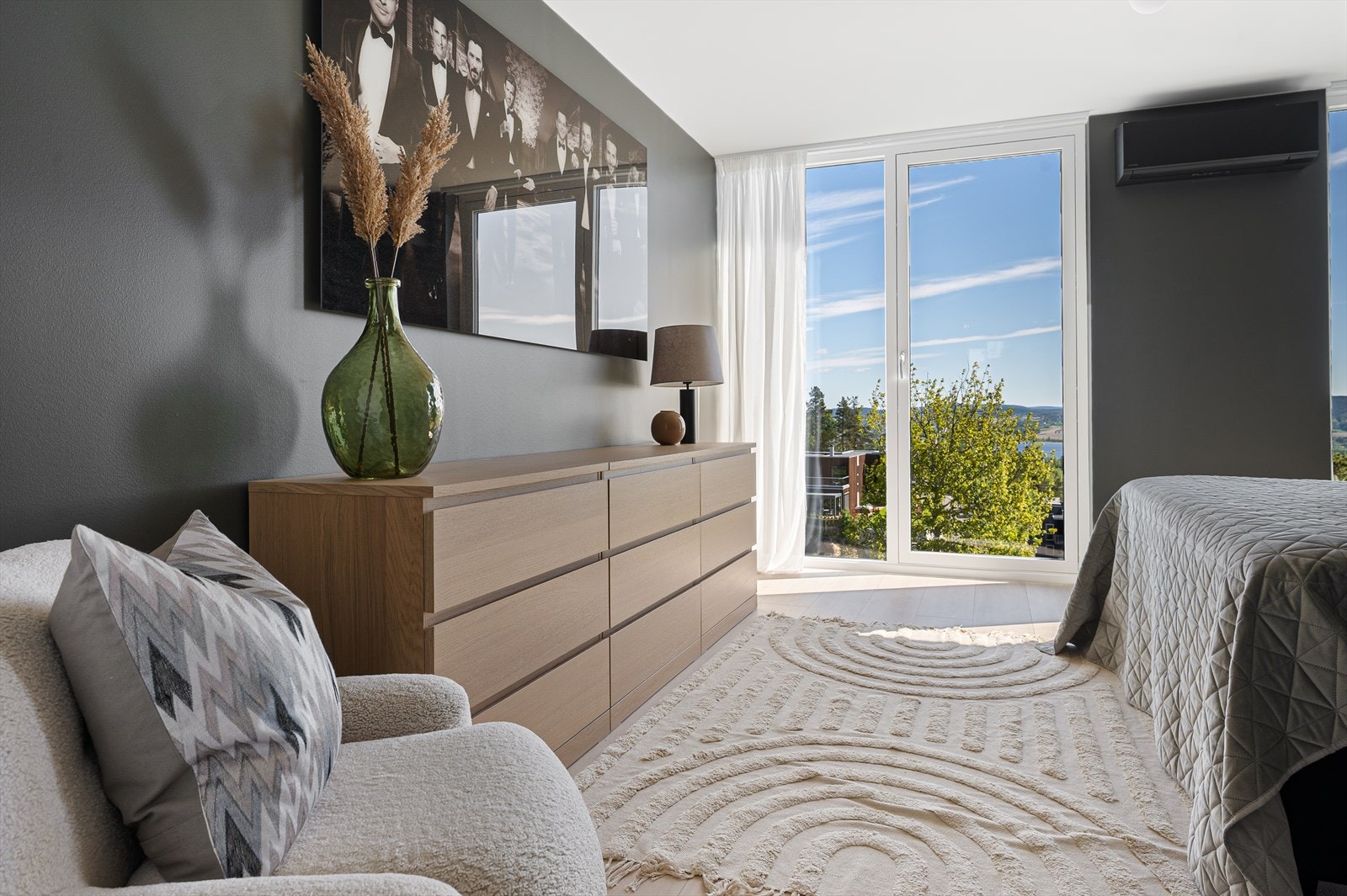 Hovedsoverommet har plass til ytterligere oppbevaringsmøblement. Galleribilde