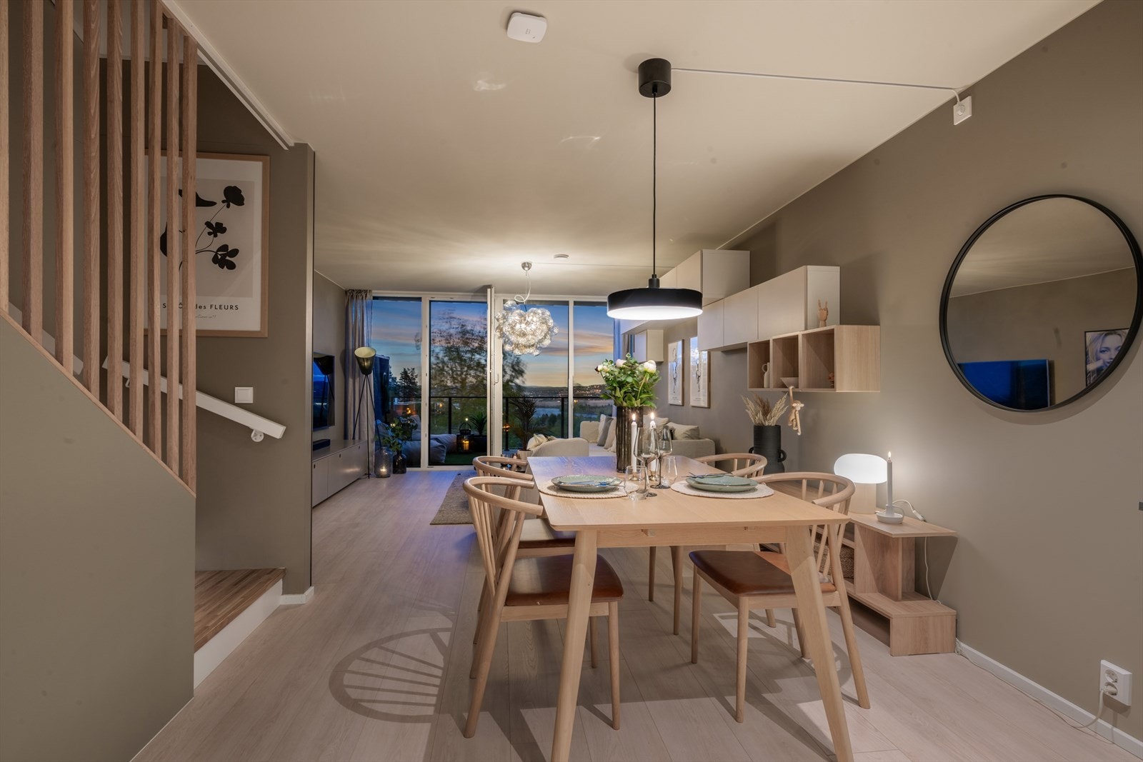 Kveldstemning i et fantastisk allrom hvor veggene er malt i tidsriktig fargenyanse som står i stil med det lyse laminatgulvet. Galleribilde