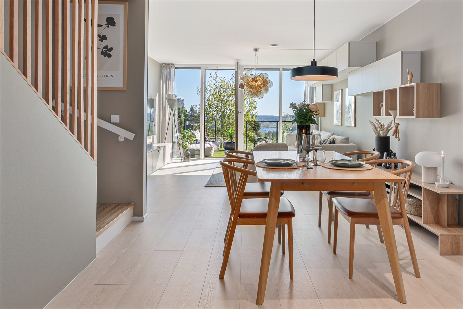 Allrommet har store vindusflater som gir rikelig med naturlig lysinnslipp. Fra stuen er det utgang til solrik veranda. Galleribilde