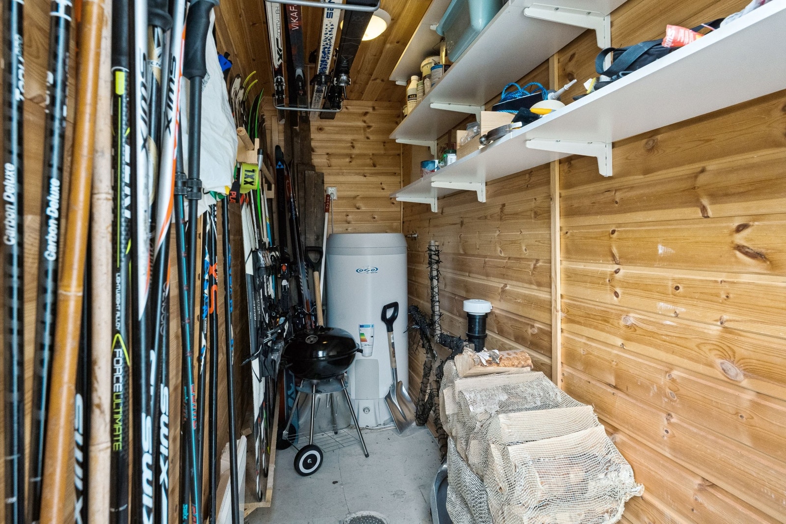 Skibod med god plass til ski og utstyr. Galleribilde