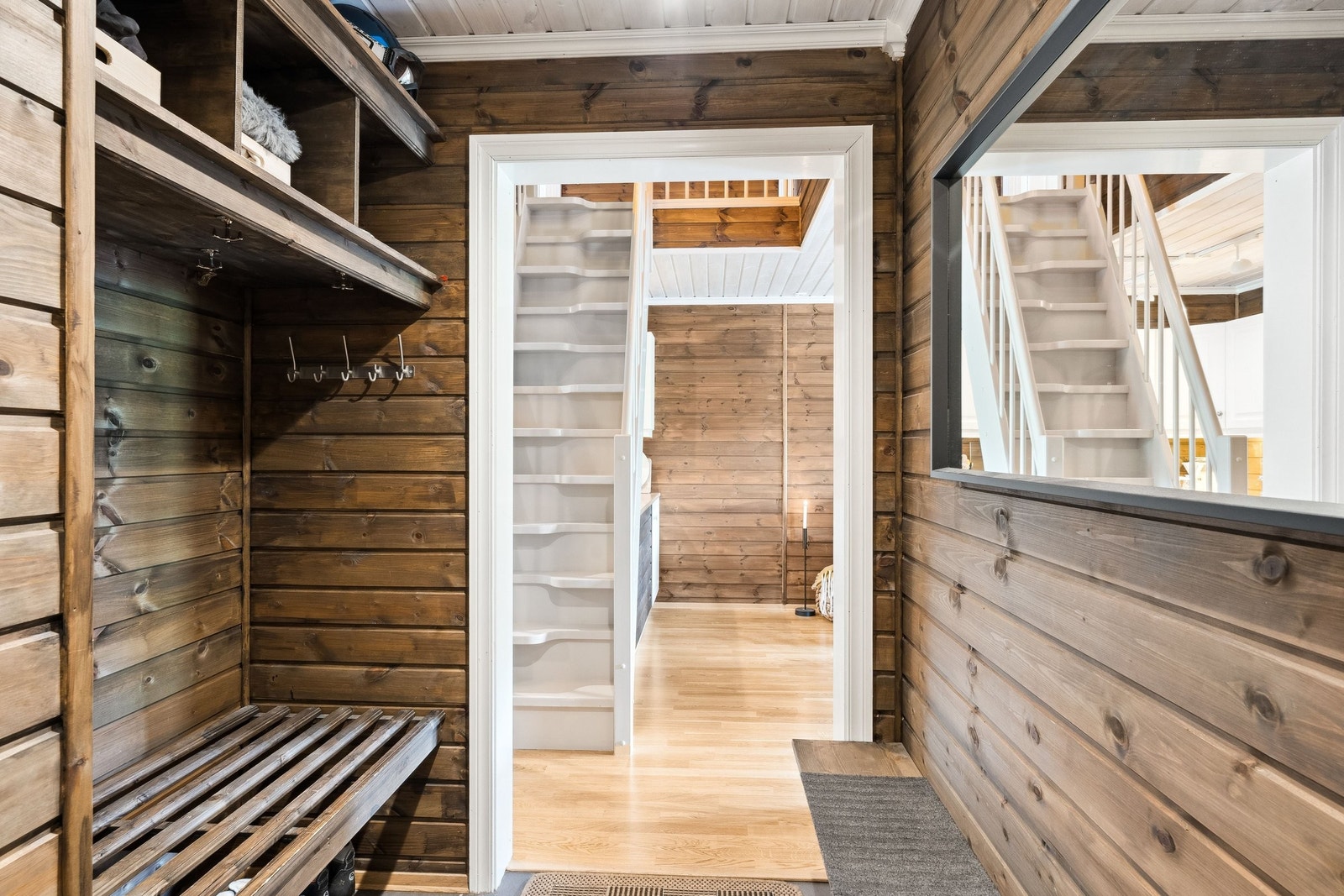 Romslig gang med god plass til oppevaring av vinterklær. Galleribilde