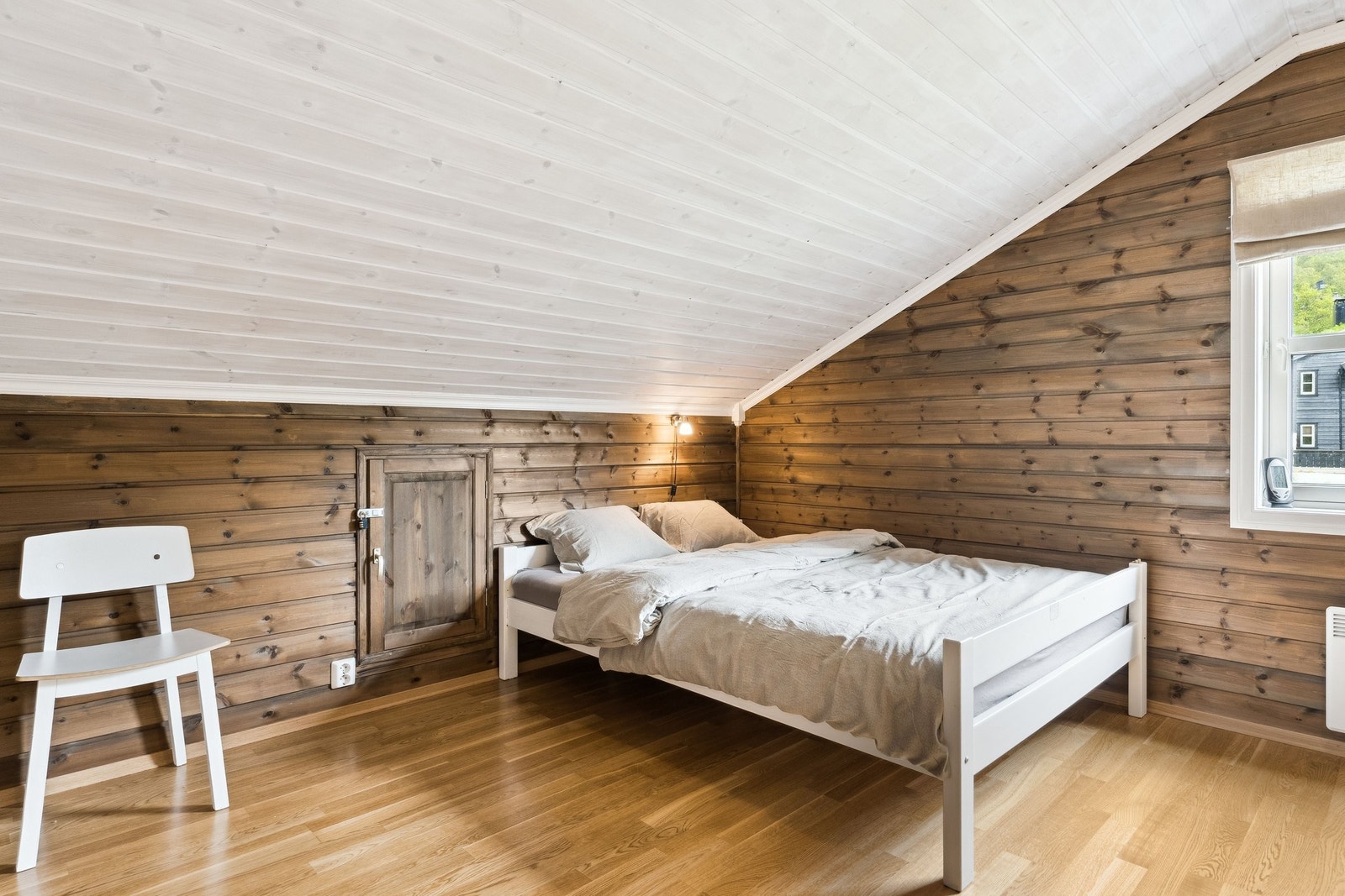 Soverom 2 i loftsetasje - her er det god plass til flere sengeplasser Galleribilde