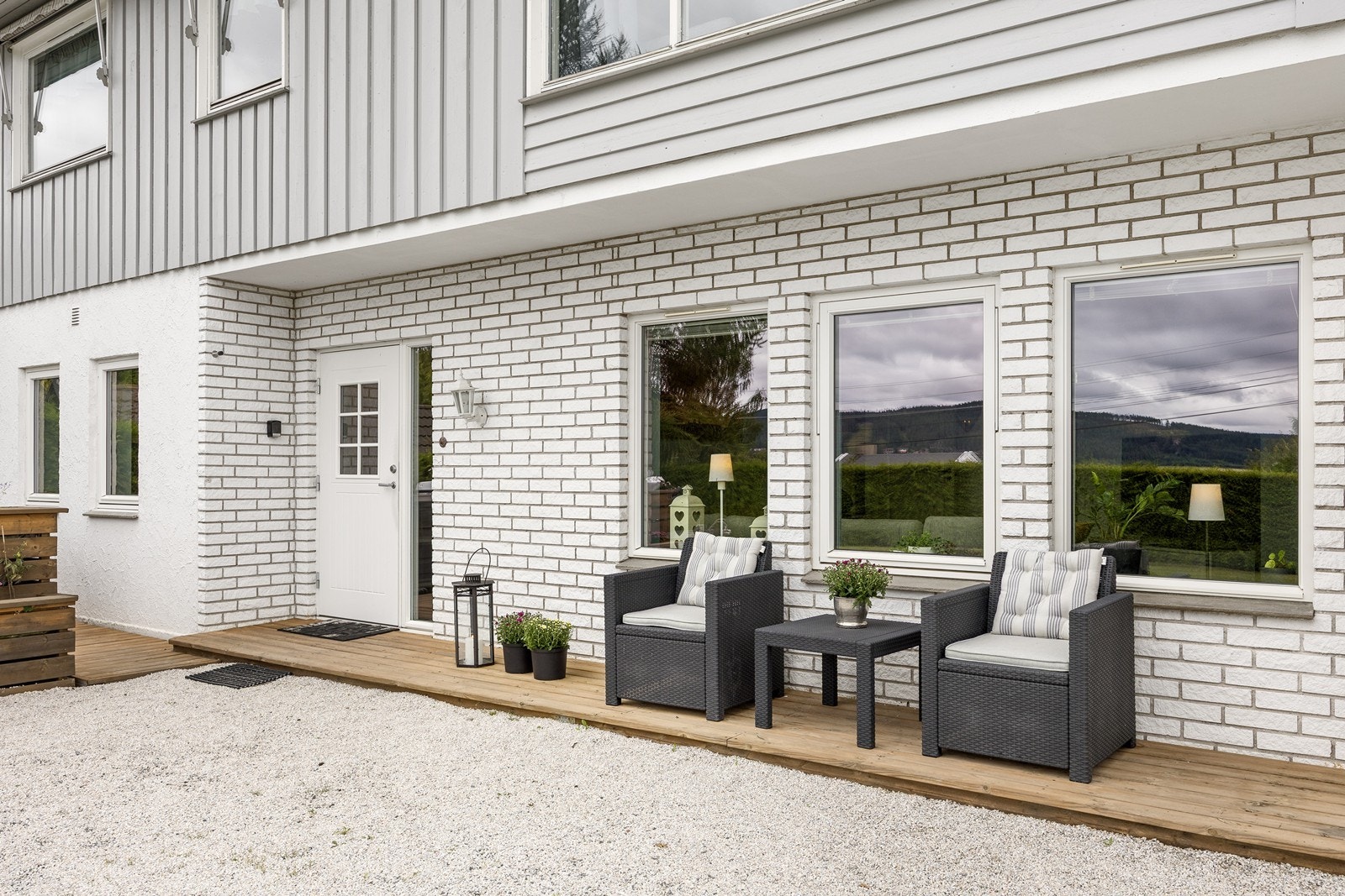 Eneboligen har et pent, overbygd inngangsparti med gruslagt adkomst, vestvendt velkomstterrasse og veggmontert utebelysning. Galleribilde