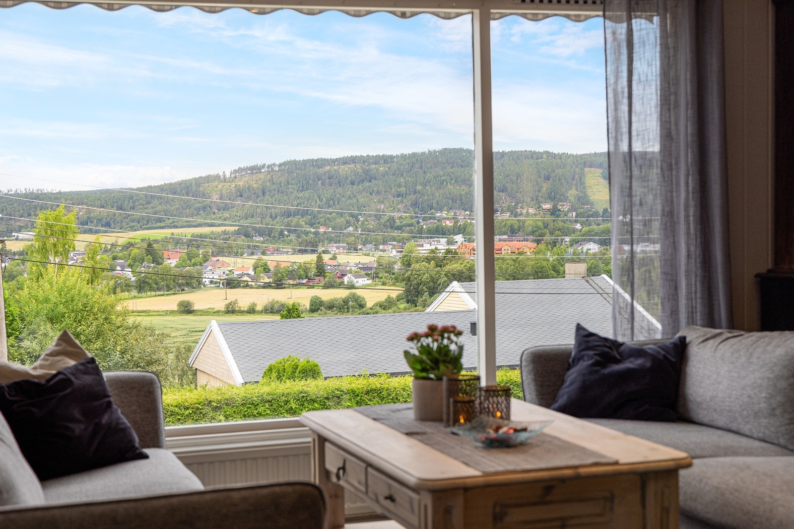 Store stuevinduer sørger for unik, naturlig lyssetting , og mot vest er utsikten langstrakt, landlig og nydelig. Galleribilde