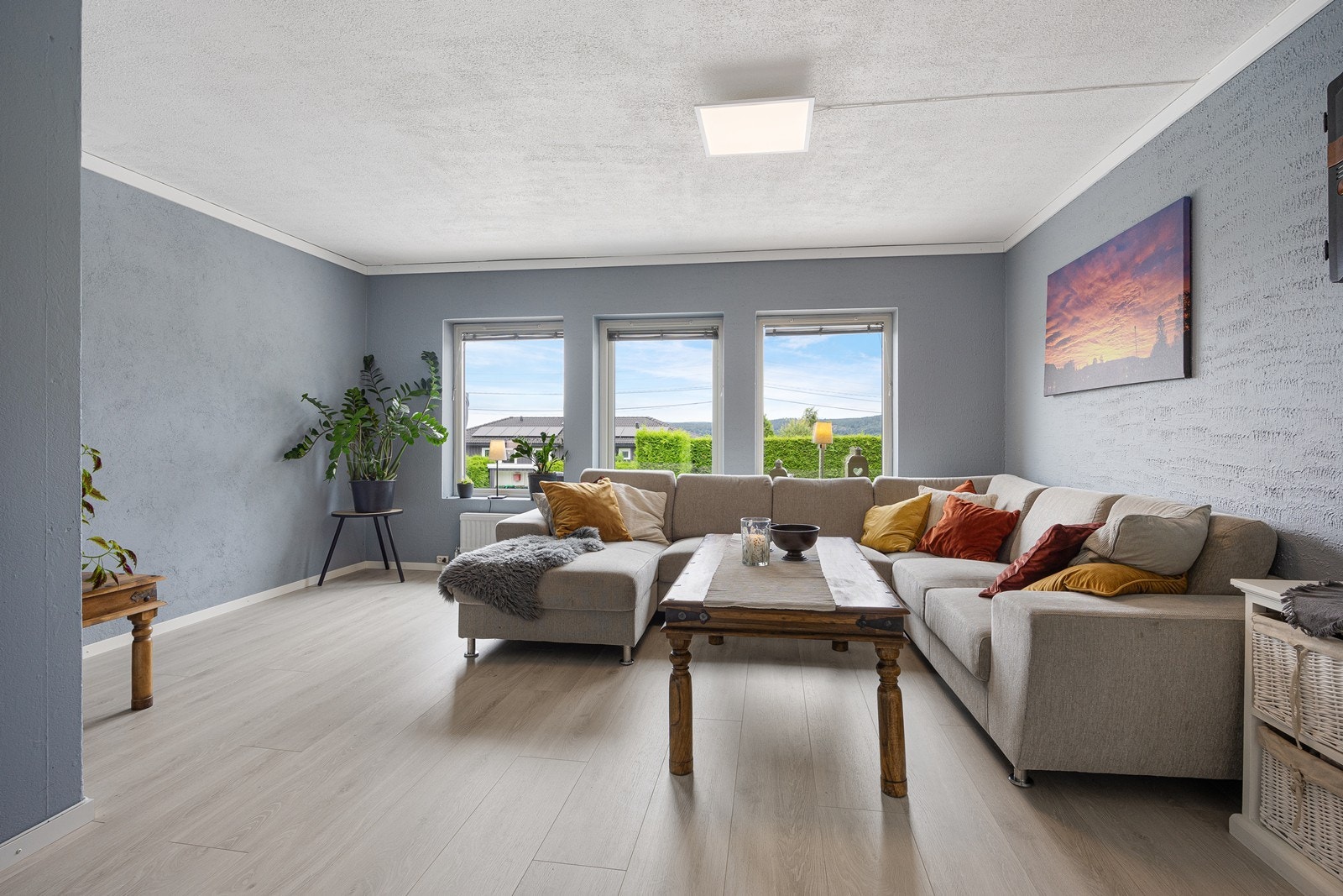 Stuen i underetasjen er romslig og pen med god møbleringsfrihet - et kjærkomment element for storfamilien. Dagslyset strømmer inn via tre store, vestvendte vinduer. Galleribilde