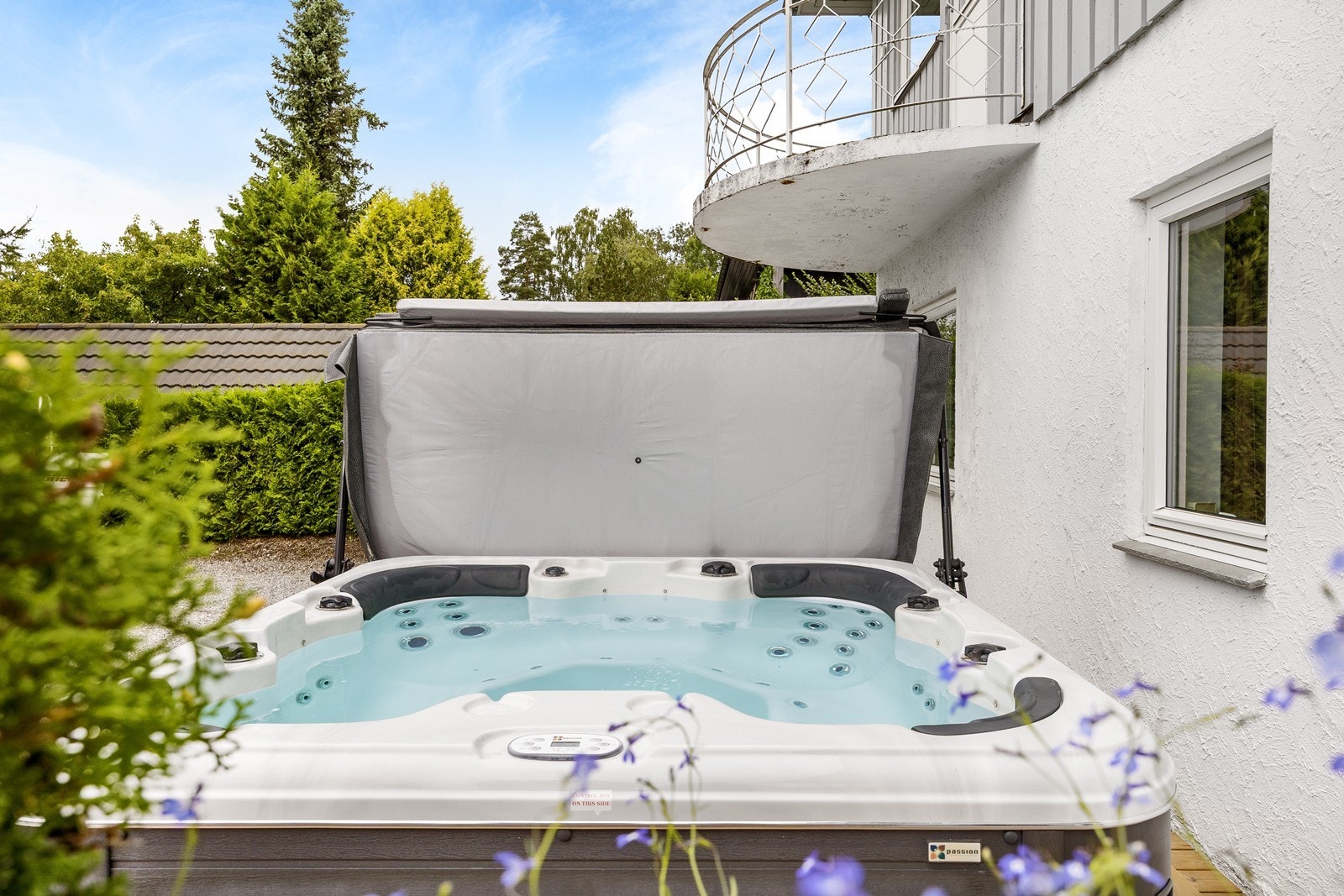 På treplattingen har selger satt opp en jacuzzi for litt ekstra luksusfølelse når det måtte friste! Galleribilde