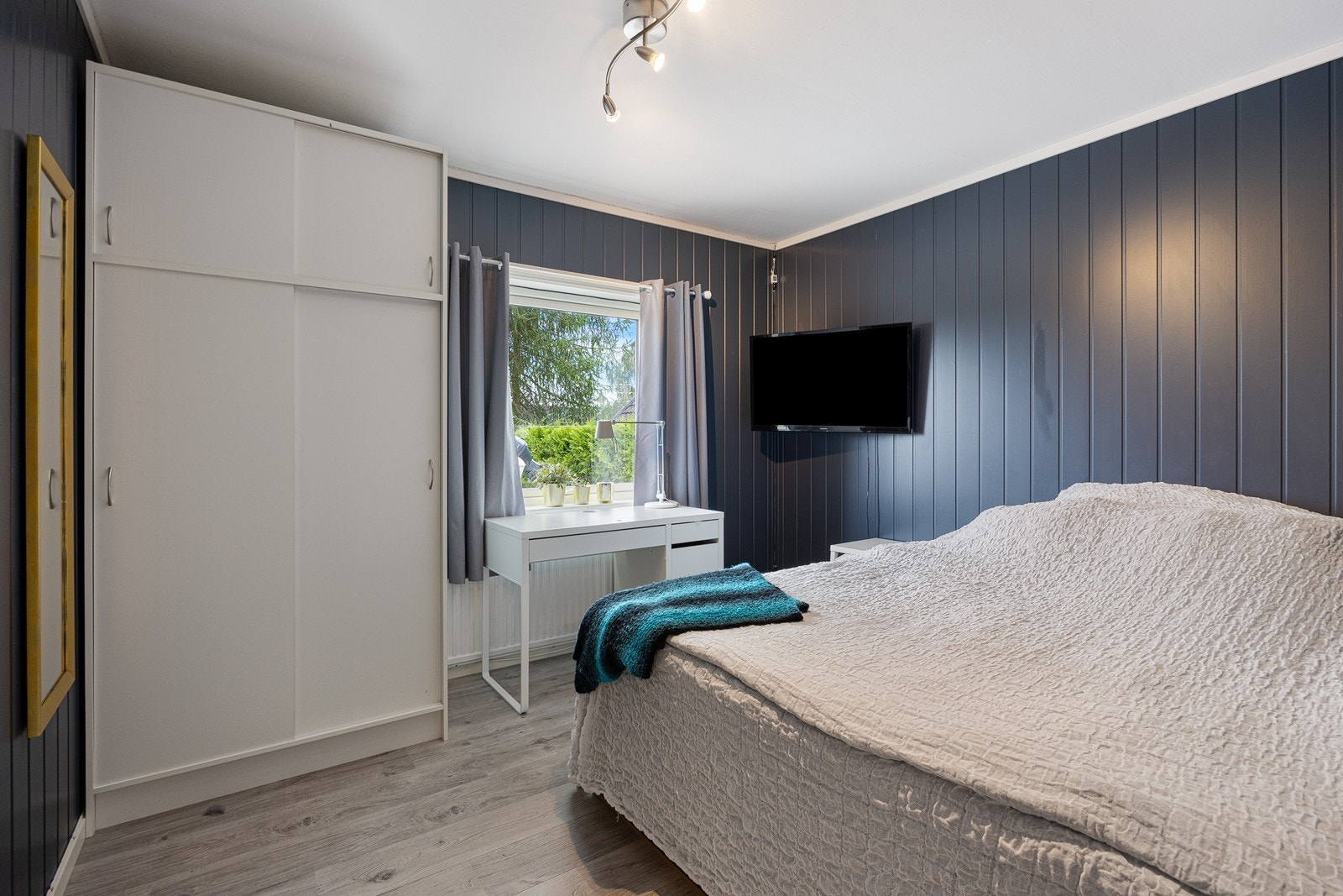 Det er garderobeløsning på tre av soverommene og i entreen, og boligen har for øvrig lagringsplass i to inneboder og én garasjebod. Galleribilde