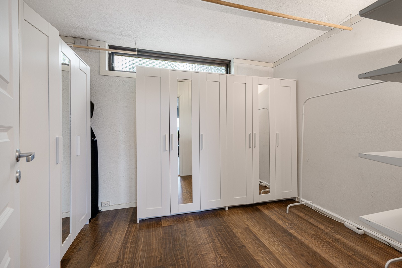 Deler av den opprinnelige kjellerstuen er avdelt til en større bod som i dag fungerer som garderoberom. Galleribilde