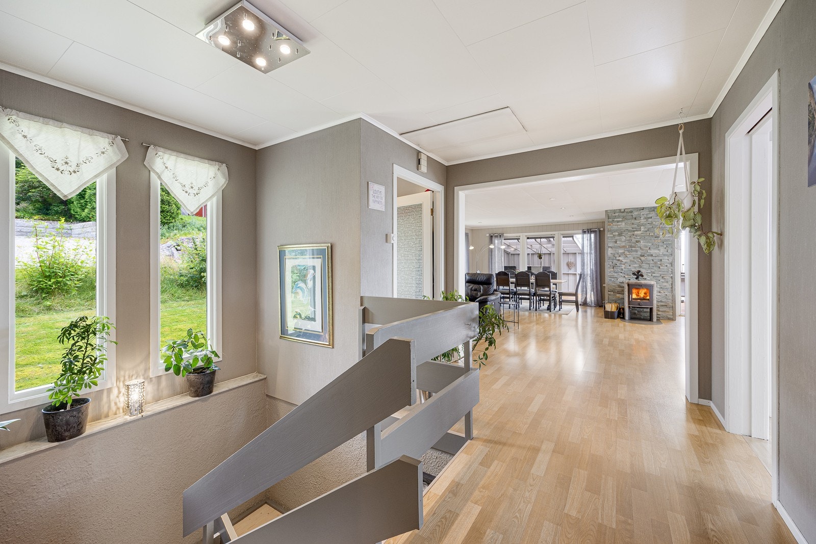 Boligen har store vindusflater som gir godt, naturlig lysinnfall og som bidrar til en lys og lett atmosfære. Galleribilde