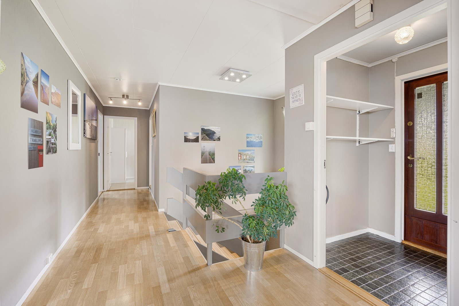 Fra trappegangen i hovedetasjen er det entre med utgang til baksiden av boligen. Galleribilde