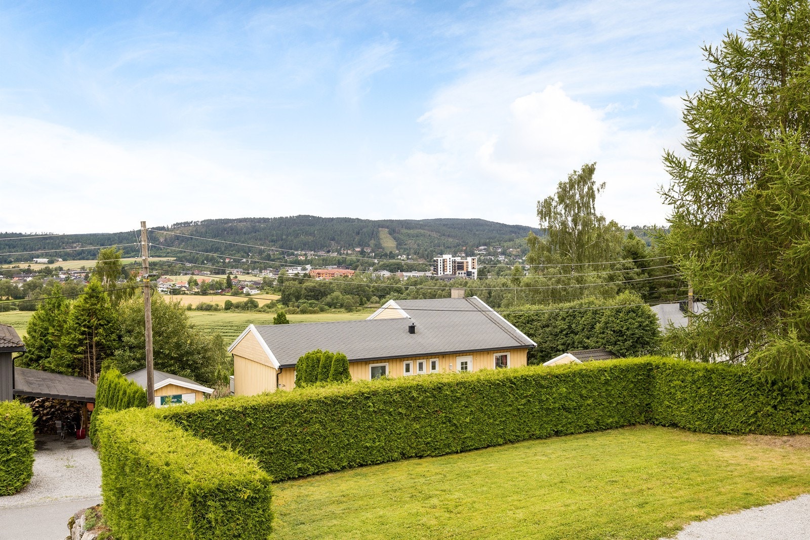 Eiendommen ligger attraktivt til i en blindvei med lite trafikk og med en nydelig utsikt mot sentrum av Bjørkelangen, skog og dyrket mark! Galleribilde
