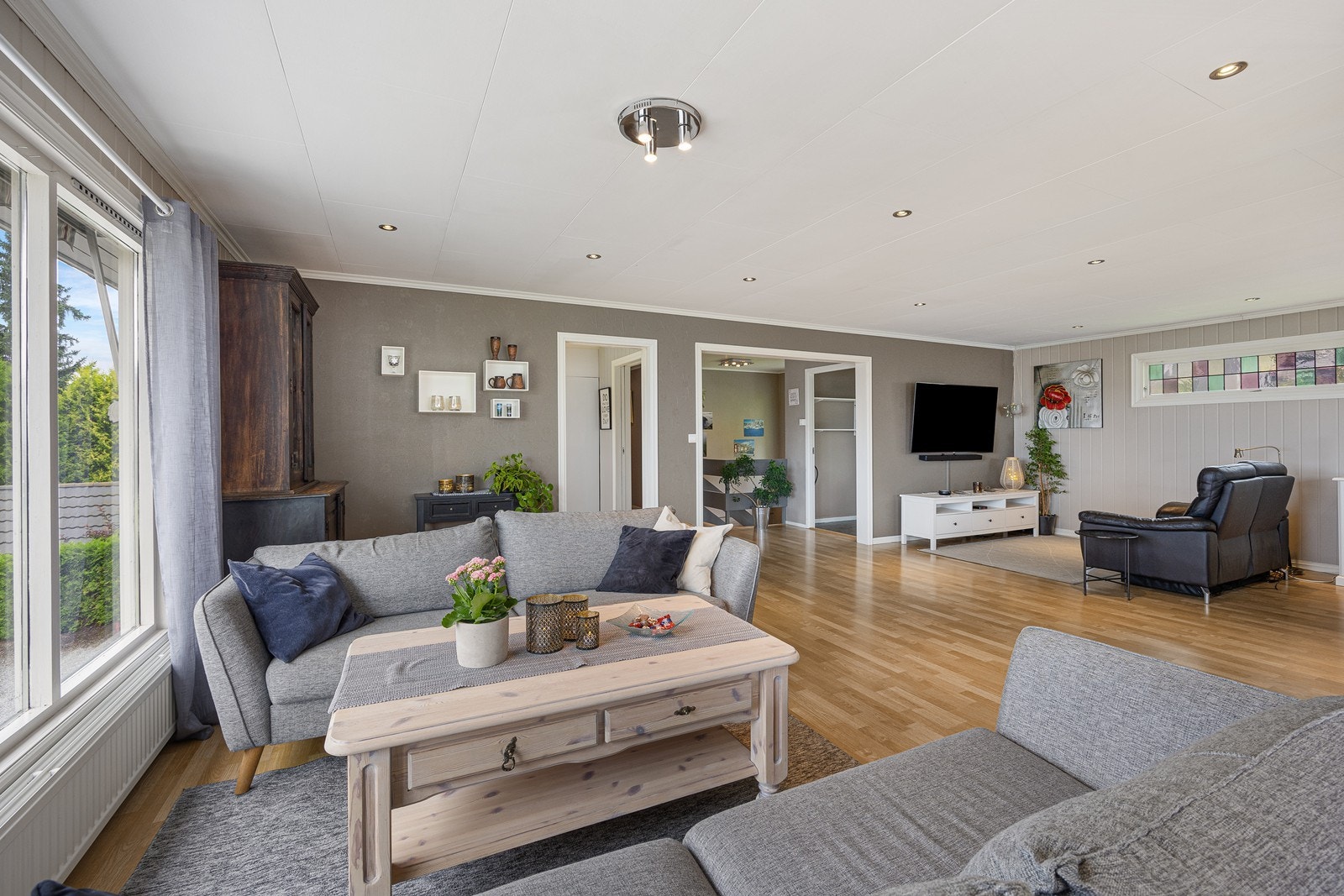 Fra sofagruppen kan du nyte utsikten, og vil du se på tv er det plass til en hyggelig tv-krok på motsatt side av rommet. Galleribilde