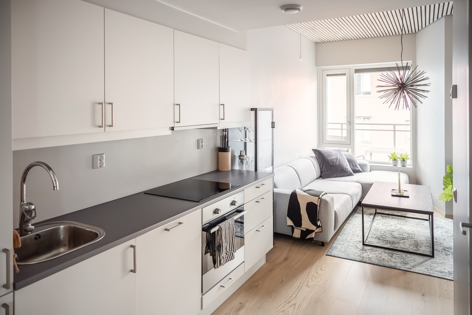 Stilrent og moderne kjøkken fra byggeår med integrerte hvitevarer. Stue/kjøkken ligger i åpen løsning på romslige 21 kvm. Galleribilde