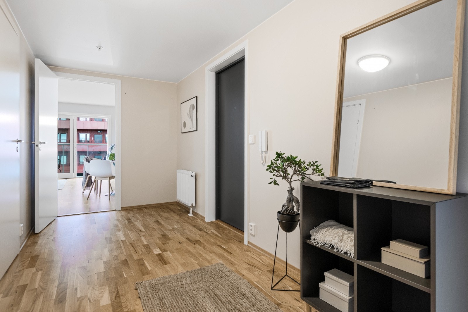 Heisadkomst opp til etasjeplan og enkel tilgang til leiligheten. Vel inne møtes du av en hyggelig entré med plass for garderobeløsning. Galleribilde