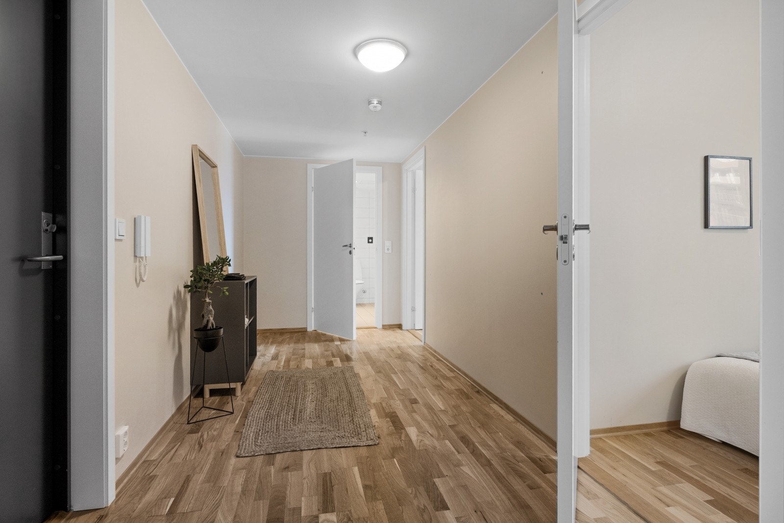 På andre siden av leiligheten er to soverom, bod og bad plassert. Galleribilde