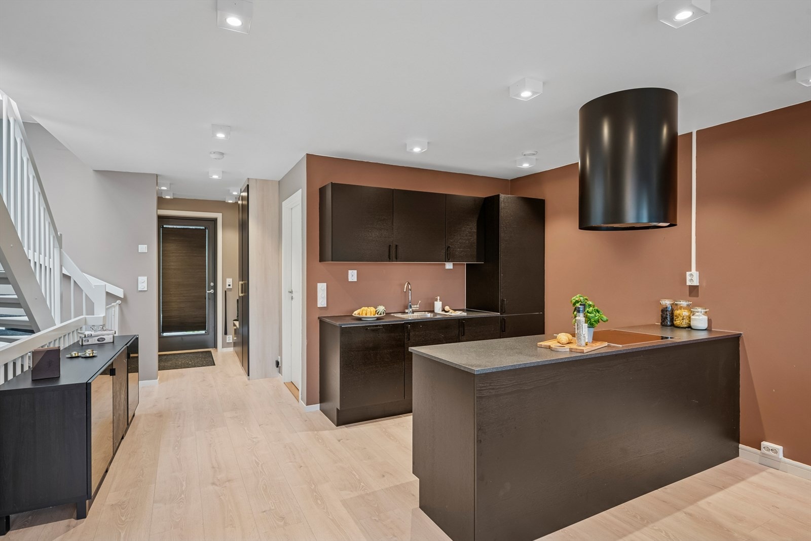 Her får du et godt utstyrt kjøkken med integrert induksjon platetopp, stekeovn, oppvaskmaskin samt kjøl-/frys. Galleribilde