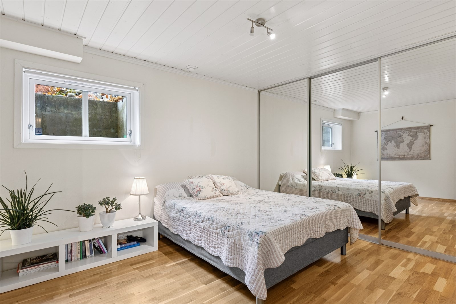 Soverom nr. 2 i underetasjen er også av meget god størrelse og også her er det stor skyveørsgarderobe. Galleribilde