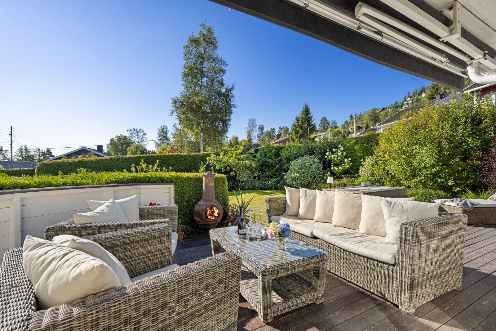 Fra stuen er det utgang til delvis overbygget terrasse med terrassemarkise. Galleribilde