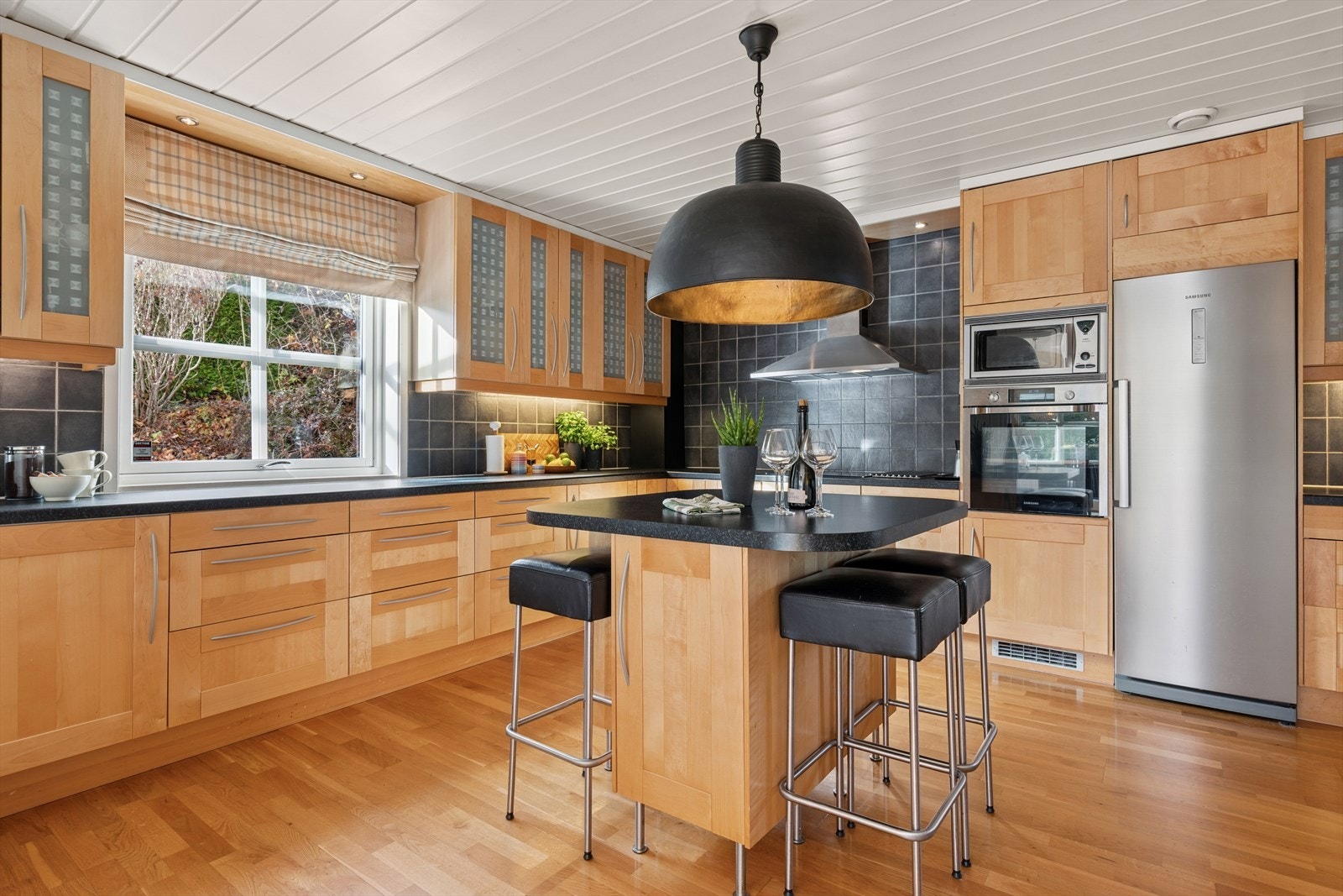 Kjøkkenet har meget god skap- og benkeplass og er innredet med integrert platetopp, stekeovn, mikro og oppvaskmaskin. Galleribilde