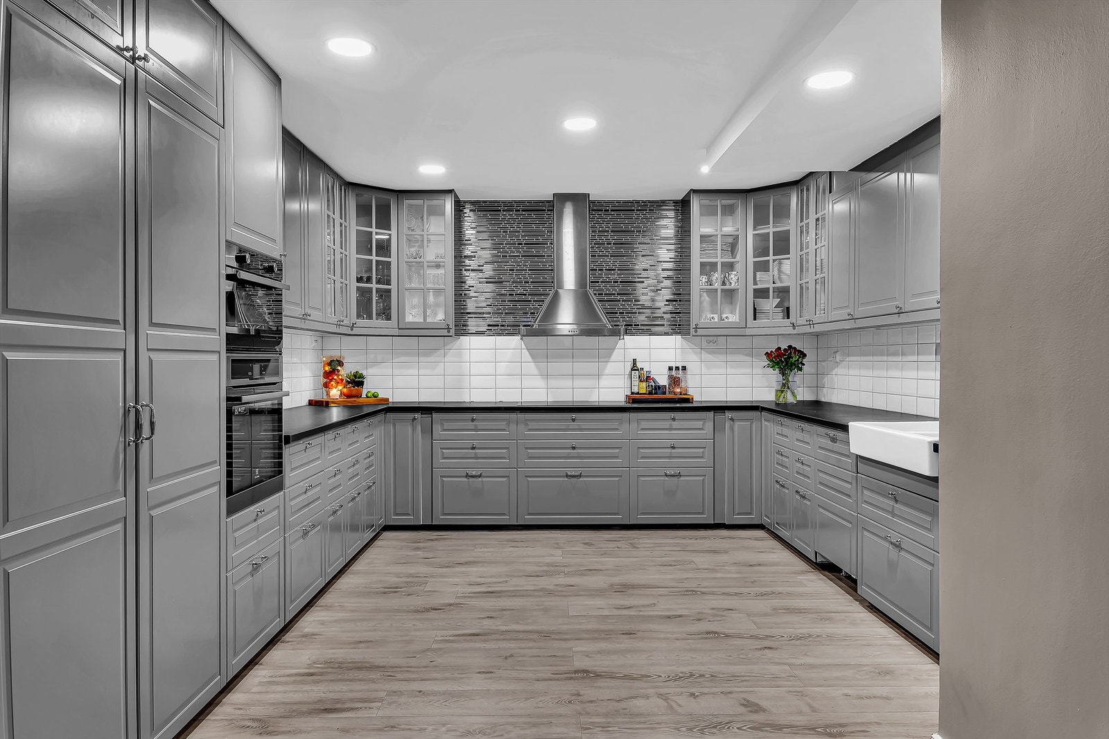 Kjøkkenet har en klassisk innredning med rikelig skap- og benkeplass. Galleribilde