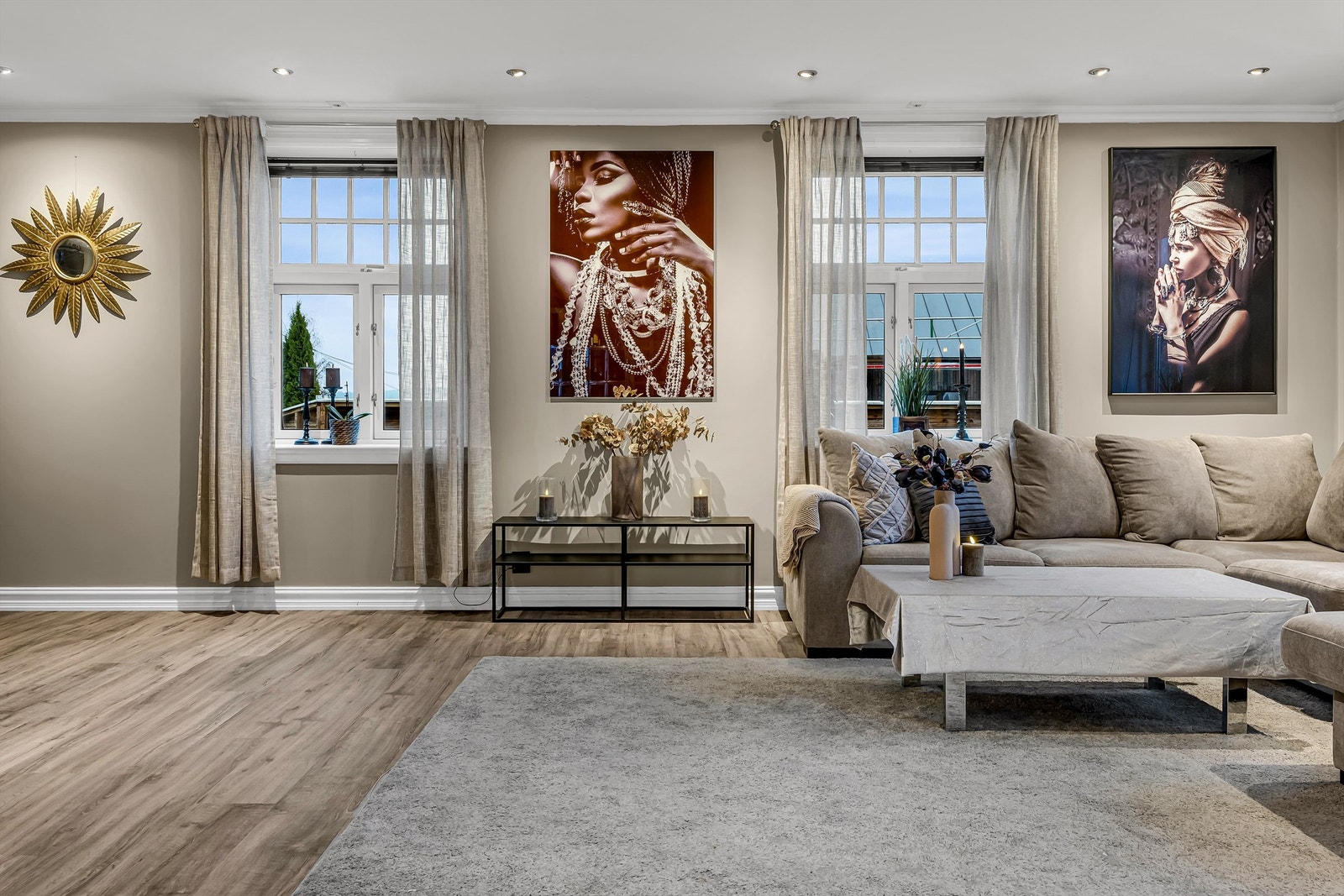 Store vindusflater på flere vegger gir rikelig med naturlig lys og gode utsiktsforhold. Galleribilde