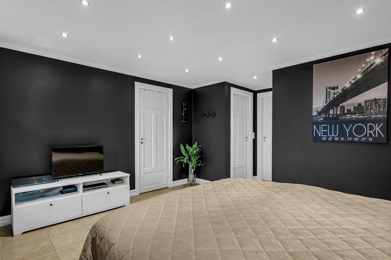 Rommet har direkte tilknytning til et eget walk-in-closet. Galleribilde