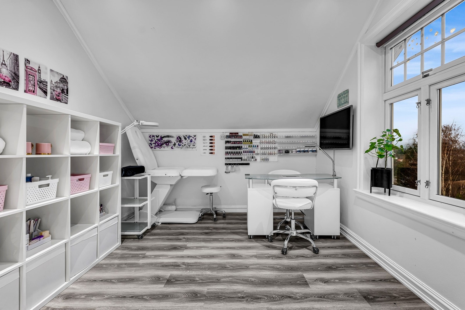 Et lyst rom under skråtaket, ideelt som hobbyrom eller et ekstra soverom. Galleribilde