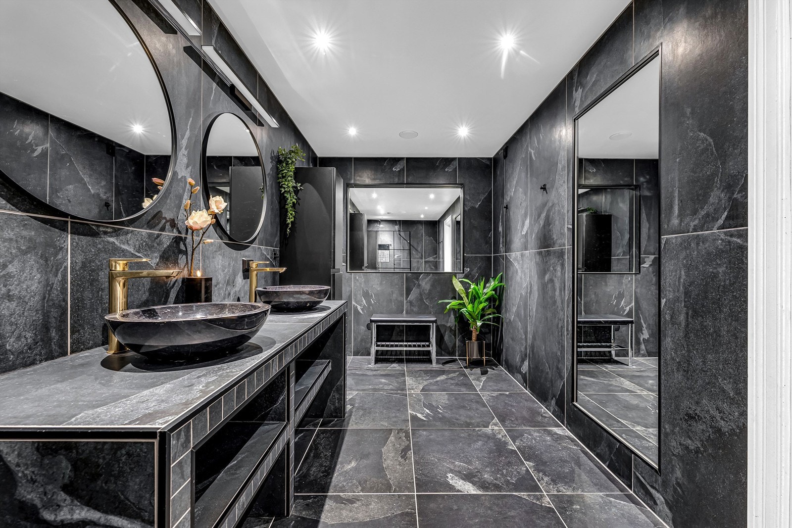 Etasjen har et stort og delikat bad med lekre og eksklusive detaljer. Galleribilde