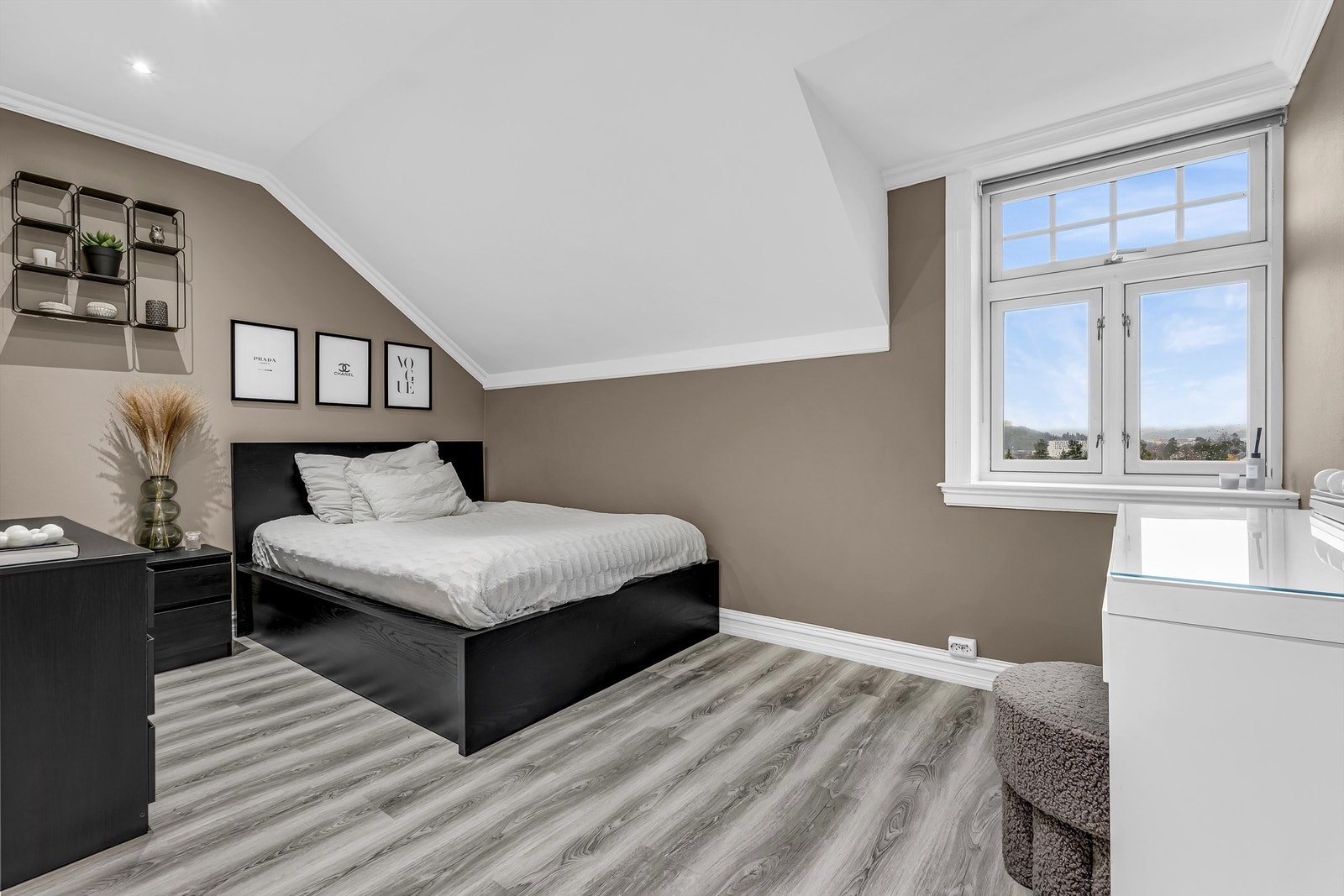 Nok et soverom med god plass og en lun atmosfære. Galleribilde