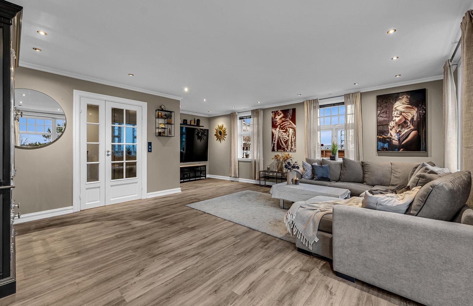 Dette er en innholdsrik enebolig over tre plan med store og sosiale oppholdsrom. Galleribilde