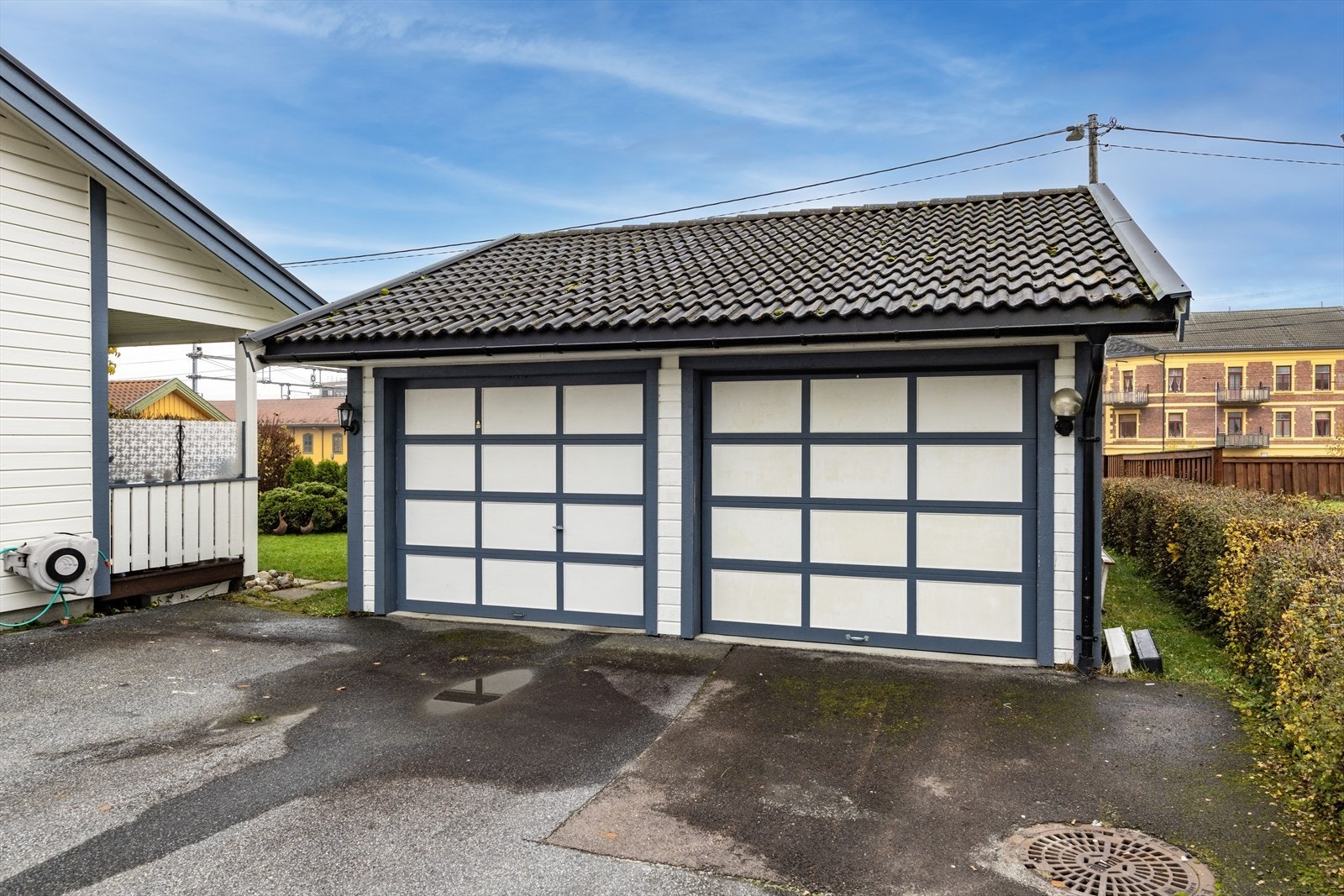 Parkering på egen tomt og i felles garasje, der denne enheten disponerer en biloppstillingsplass. Galleribilde